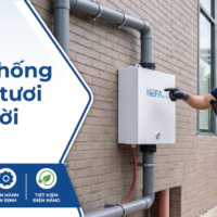 Kỹ thuật viên lắp đặt hệ thống cấp khí tươi ngoài trời.
