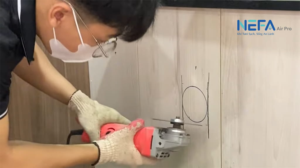 Lựa chọn, đánh dấu và tiến hành khoan lắp máy cấp khí tươi treo tường chính xác.